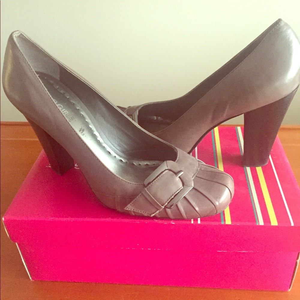 BCBG rounded toe thick heel pump